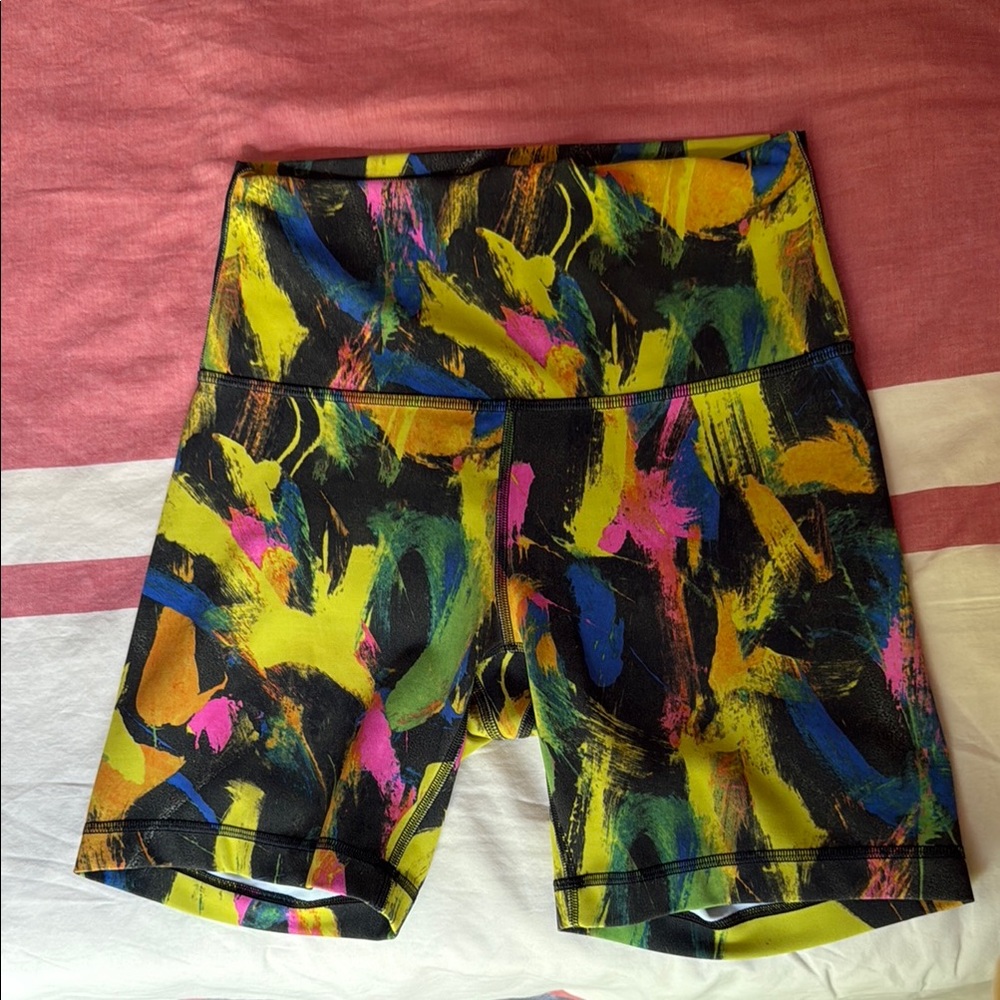 Lululemon Wunder Train Shorts Abstract design - Size 6